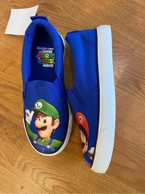 New boys Nintendo sz 13.5 Blue Mario & Luigi Slip-On Shoes